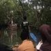 Wisata susur hutan mangrove naik rakit (FOTO: Istimewa)