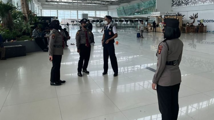 Petugas lakukan pengecekan sistem keamanan di objek vital Bandara SAMS Sepinggan (Doc. Istimewa)