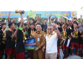Asisten Tata Pemerintahan Setdakot Zulkifli resmi tutup Walikota Cup 1 di lapangan Lanud Dhomber. (Doc. Istimewa)
