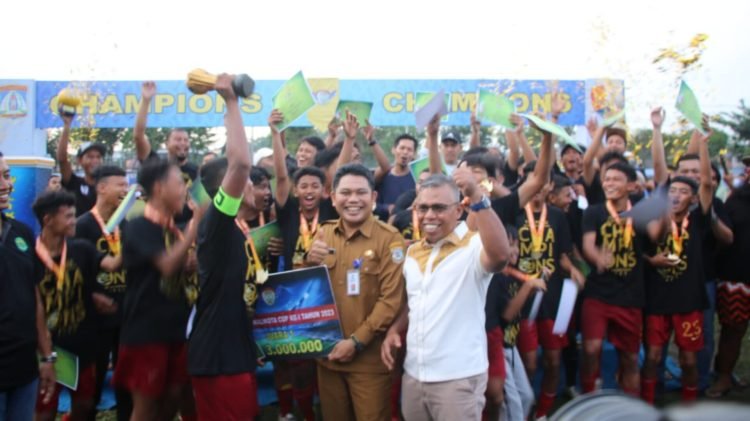 Asisten Tata Pemerintahan Setdakot Zulkifli resmi tutup Walikota Cup 1 di lapangan Lanud Dhomber. (Doc. Istimewa)