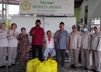 Polda Kaltim Bagikan Nasi Kotak Kepada Masyarakat Di Sekitar Kota Balikpapan (doc. Humas Polda Kaltim)