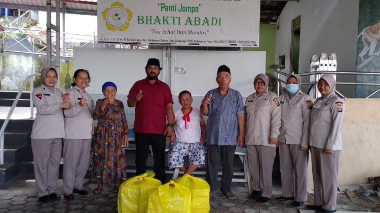 Polda Kaltim Bagikan Nasi Kotak Kepada Masyarakat Di Sekitar Kota Balikpapan (doc. Humas Polda Kaltim)