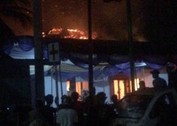 Jago merah melalap bangunan perkantoran di Kampung Baru Ulu, Balikpapan Barat, Minggu (12/3/2023) malam. (FOTO: Fitri Wulan/Warga)