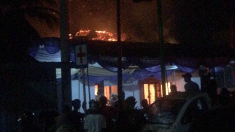 Jago merah melalap bangunan perkantoran di Kampung Baru Ulu, Balikpapan Barat, Minggu (12/3/2023) malam. (FOTO: Fitri Wulan/Warga)