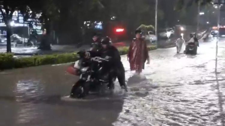 Beberapa kendaraan roda dua mogok di Jalan MT Haryono akibat tergenang banjir. (Doc. Istimewa)