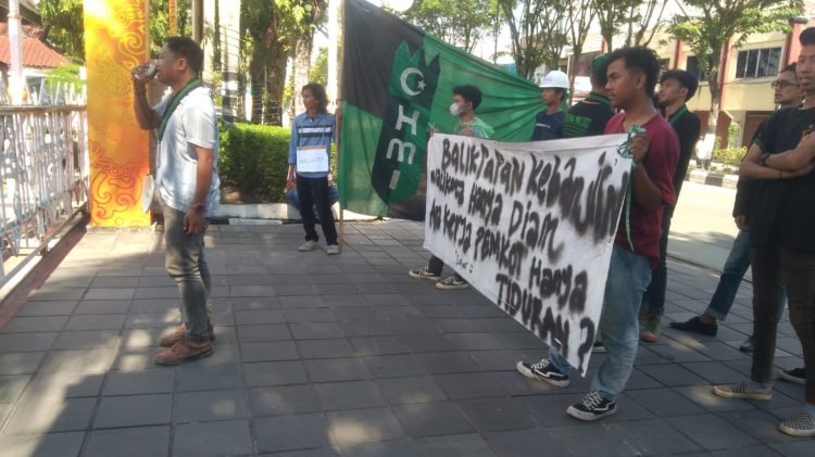 Belasan mahasiswa menggelar unjuk rasa di depan kantor Wali Kota menuntut sejumlah permasalahan yang belum teratasi termasuk banjir (FOTO: MHD/PB)