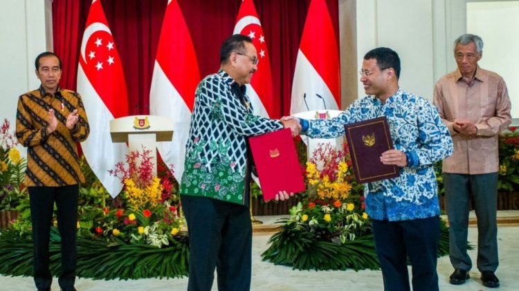 Penandatanganan MoU oleh Kepala OIKN Bambang Susantono dan Menteri Pembangunan Nasional Singapura Desmond Lee. (Doc. Istimewa)