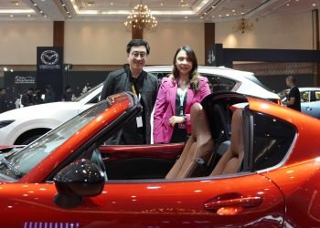 Jeffry Tan, Designer dan Pramita Sari, Marketing & Communication General Manager PT EMI bersama MX-5 (doc. Mazda Indonesia)