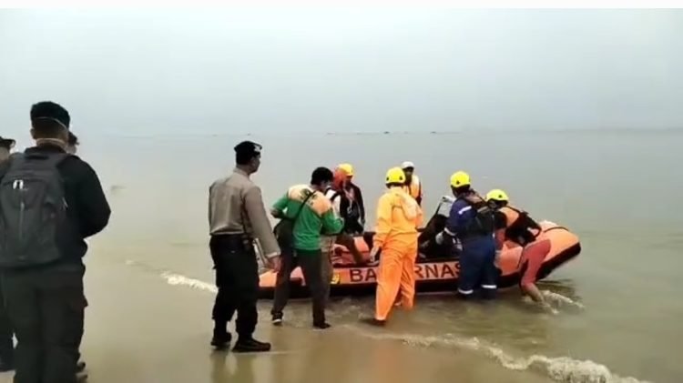 Evakuasi korban tenggelam di laut belakang Pasar Klandasan Balikpapan Rabu (1/3/2023) (FOTO: Tangkapan layar video unggahan instagram @info_bencana_balikpapan)