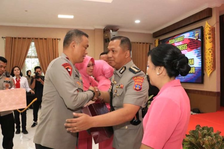 Kapolda Kaltim Irjen Pol Imam Sugianto (kiri) bersama Kapolresta Balikpapan Kombes Pol V. Thirdy Hadmiarso, S.I.K., M.A.P (doc. Humas Polda Kaltim)