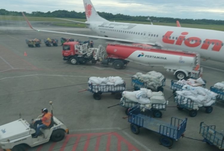 Petugas cargo Bandara SAMS Sepinggan. (PB/ Gopek)