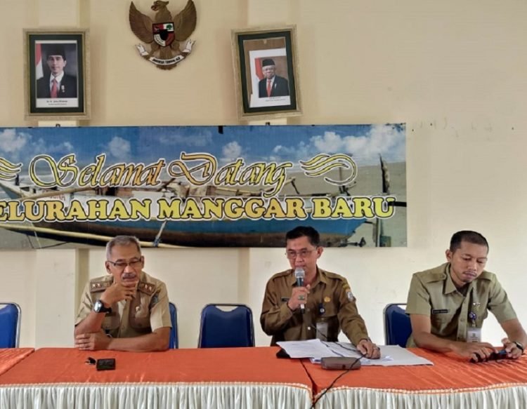 Sosialisasi Penyampaian SPPT-PBB di Kelurahan Manggar. (PB/ Gopek Goceng)
