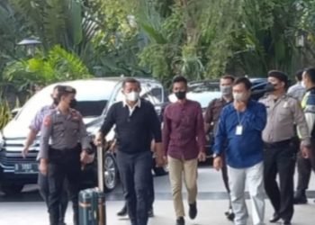 Bupati nonaktif Kepulauan Meranti, Muhammad Adil dibawa ke KPK. (GI)