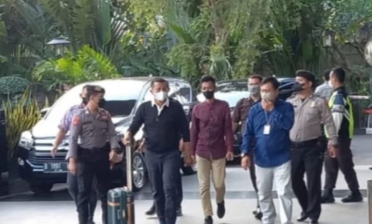 Bupati nonaktif Kepulauan Meranti, Muhammad Adil dibawa ke KPK. (GI)