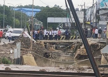 Pejabat Pemkot Balikpapan meninjau lokasi proyek DAS Ampal, Rabu. (PB/ Gopek)