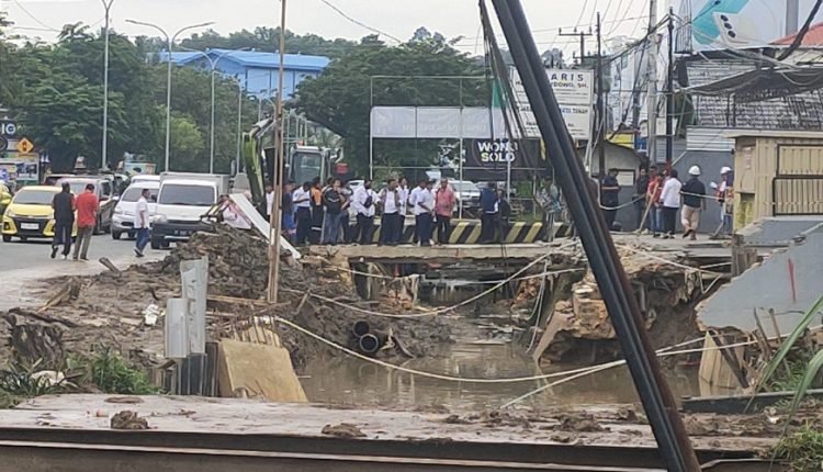 Pejabat Pemkot Balikpapan meninjau lokasi proyek DAS Ampal, Rabu. (PB/ Gopek)