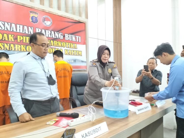 DIBLENDER: Polda Kaltim musnahkan barang bukti sabu dengan cara diblender (doc. Istimewa)