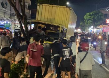 Laka tunggal di Jalan Jenderal Sudirman. Betuntung tak ada korban jiwa. (PB/Gopek)