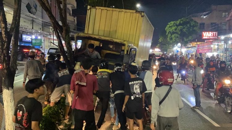 Laka tunggal di Jalan Jenderal Sudirman. Betuntung tak ada korban jiwa. (PB/Gopek)