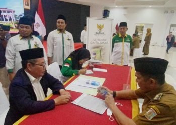 Wali Kota Balikpapan Rahmad Mas'ud menyerahkan zakat mal. (PB/ Gopek)