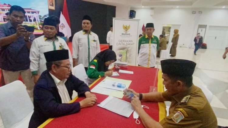 Wali Kota Balikpapan Rahmad Mas'ud menyerahkan zakat mal. (PB/ Gopek)