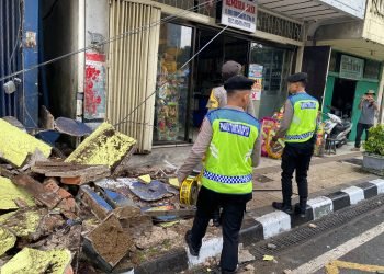 Ruko di Klandasan tetiba ambruk. (PB/Gopek)