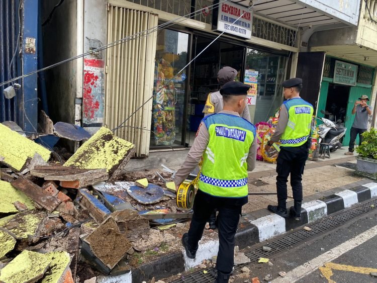 Ruko di Klandasan tetiba ambruk. (PB/Gopek)