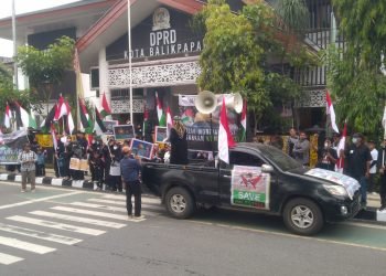 Ratusan massa berkumpul di depan Kantor DPRD kota Balikpapan serukan aksi bela Palestina (FOTO: MHD/PB)