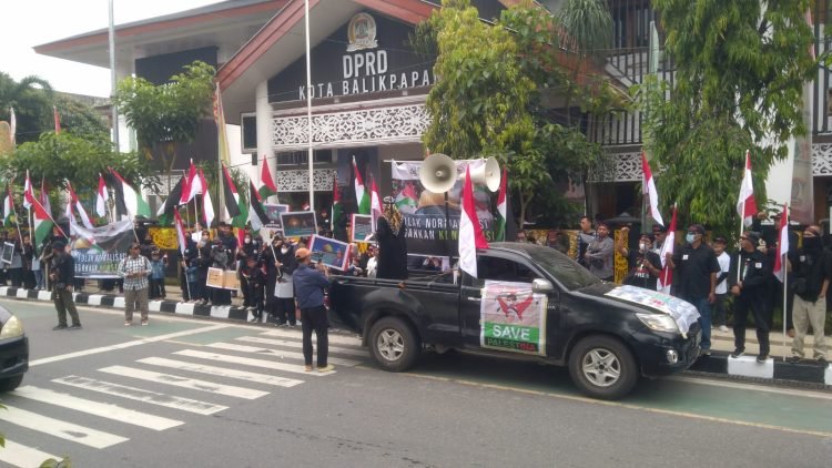 Ratusan massa berkumpul di depan Kantor DPRD kota Balikpapan serukan aksi bela Palestina (FOTO: MHD/PB)