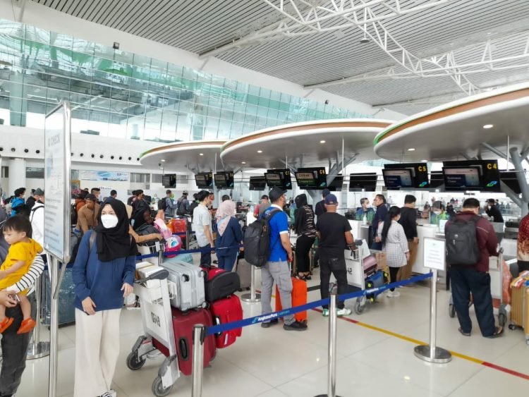 Suasana antrian check in di Bandara Sultan Aji Muhammad Sulaiman Sepinggan, Selasa (18/4/2023). FOTO: Muhammad/Portal Balikpapan