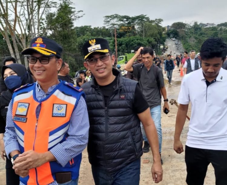 Wali Kota Balikpapan Rahmad Mas'ud, tengah, usai jumpa pers di Mt Haryono. (PB/ Gopek)
