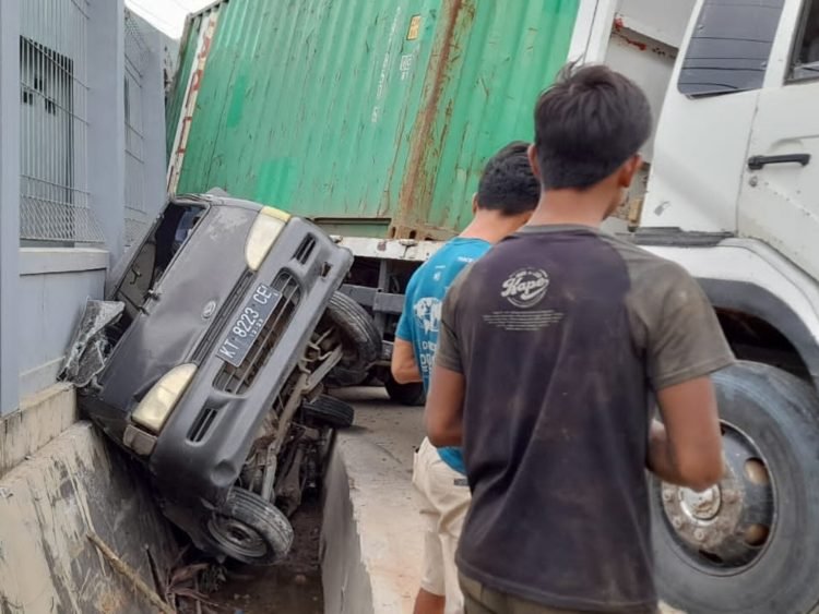 Kondisi mobil espas rusak karena terjepit tronton yang mundur karena tidak kuat saat menanjak (Foto. Mhd/PB)
