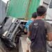 Kondisi mobil espas rusak karena terjepit tronton yang mundur karena tidak kuat saat menanjak (Foto. Mhd/PB)