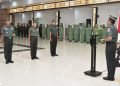 Pangdam VI/Mulawarman Mayjen TNI Tri Budi Utomo pimpin pelaksanaan laporan korps kenaikan pangkat prajurit dan pegawai negeri sipil Kodam VI/Mulawarman di Aula Makodam VI/Mlw, Senin (3/4/2023). (Doc. Istimewa)