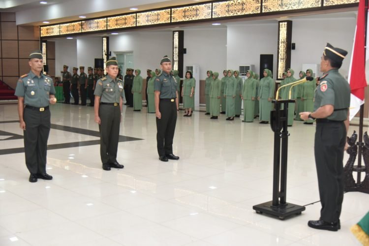 Pangdam VI/Mulawarman Mayjen TNI Tri Budi Utomo pimpin pelaksanaan laporan korps kenaikan pangkat prajurit dan pegawai negeri sipil Kodam VI/Mulawarman di Aula Makodam VI/Mlw, Senin (3/4/2023). (Doc. Istimewa)