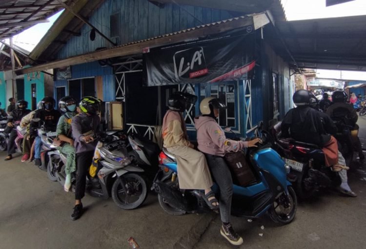 Dermaga pelabuhan penyeberangan kelotok di Kampung Baru, Kelurahan Baru Tengah Kecamatan Balikpapan Barat dipadati penumpang. (PB/ Gopek)