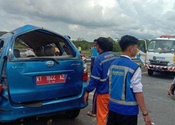 Kecelekaan tunggal di tol Balikpapan-Samarinda KM 30. (HO/Unit Tol Ditlantas Polda Kaltim).