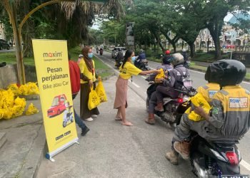 Maxim bagikan ta'jil ke masyarakat Balikpapan (doc. Maxim)