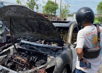 Sebuah mobil terbakar diduga karena panas berlebihan. (PB/ Gopek)