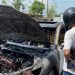 Sebuah mobil terbakar diduga karena panas berlebihan. (PB/ Gopek)
