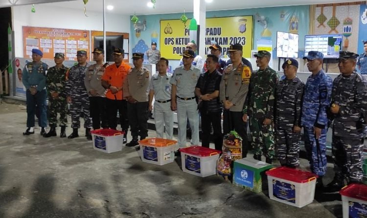 Rombongan Kapolda, Pangdam dan Wali Kota saat meninjau Posko mudik di malam takbiran. (GI)