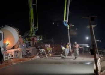 Proses pengecoran jalan depan Global Sport, Minggu (9/4/2023) (FOTO: Tangkapan Layar)