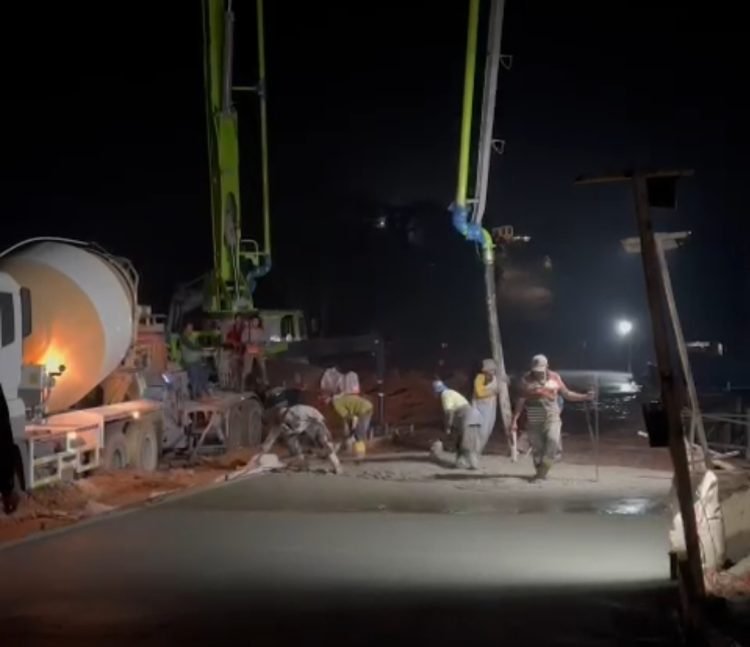 Proses pengecoran jalan depan Global Sport, Minggu (9/4/2023) (FOTO: Tangkapan Layar)
