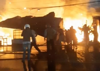 Kobaran api kebakaran di KM 9 Jalan Soekarno Hatta, Balikpapan Utara, Rabu (12/4/2023) pagi, pukul 05.30 Wita. (FOTO: Tangkapan Layar/Eki Pranatha/CJ)