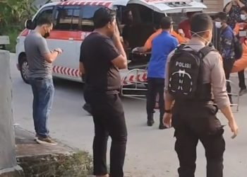 Evakuasi jenazah ibu dan anak di TKP. (FOTO: Tangkapan Layar)