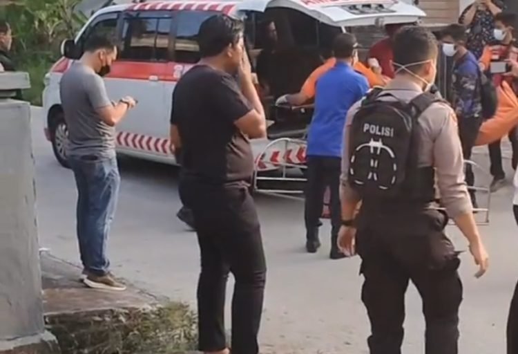 Evakuasi jenazah ibu dan anak di TKP. (FOTO: Tangkapan Layar)