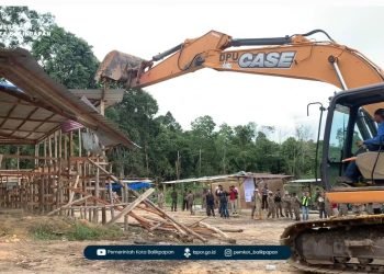 Perataan lokasi judi sabung ayam dan judi di KM 13 Balikpapan Barat (FOTO: Tangkapan Layar)