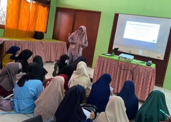 Praktisi pendidikan Fatonah, menyampaikan materi sex ducation pada siswi SDN 005 Balut. (PB)
