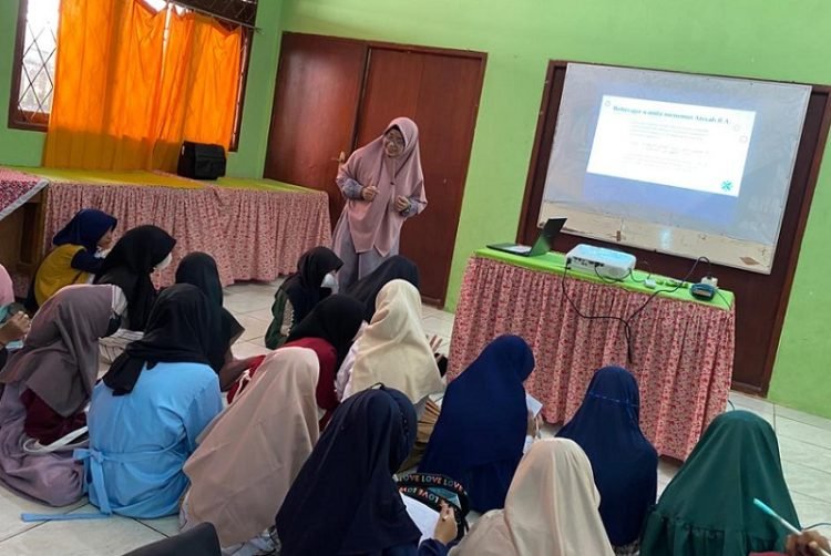 Praktisi pendidikan Fatonah, menyampaikan materi sex ducation pada siswi SDN 005 Balut. (PB)