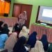Praktisi pendidikan Fatonah, menyampaikan materi sex ducation pada siswi SDN 005 Balut. (PB)